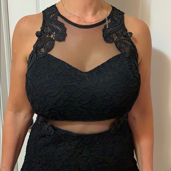 Black gown - Picture 2 of 4